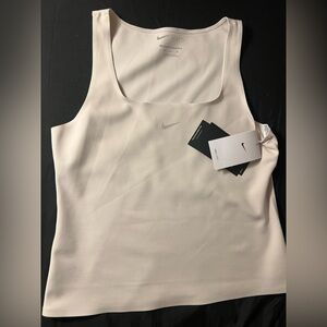 Nike Form Off-White Tank Top Medium

Gym top

$65.00 MSRP